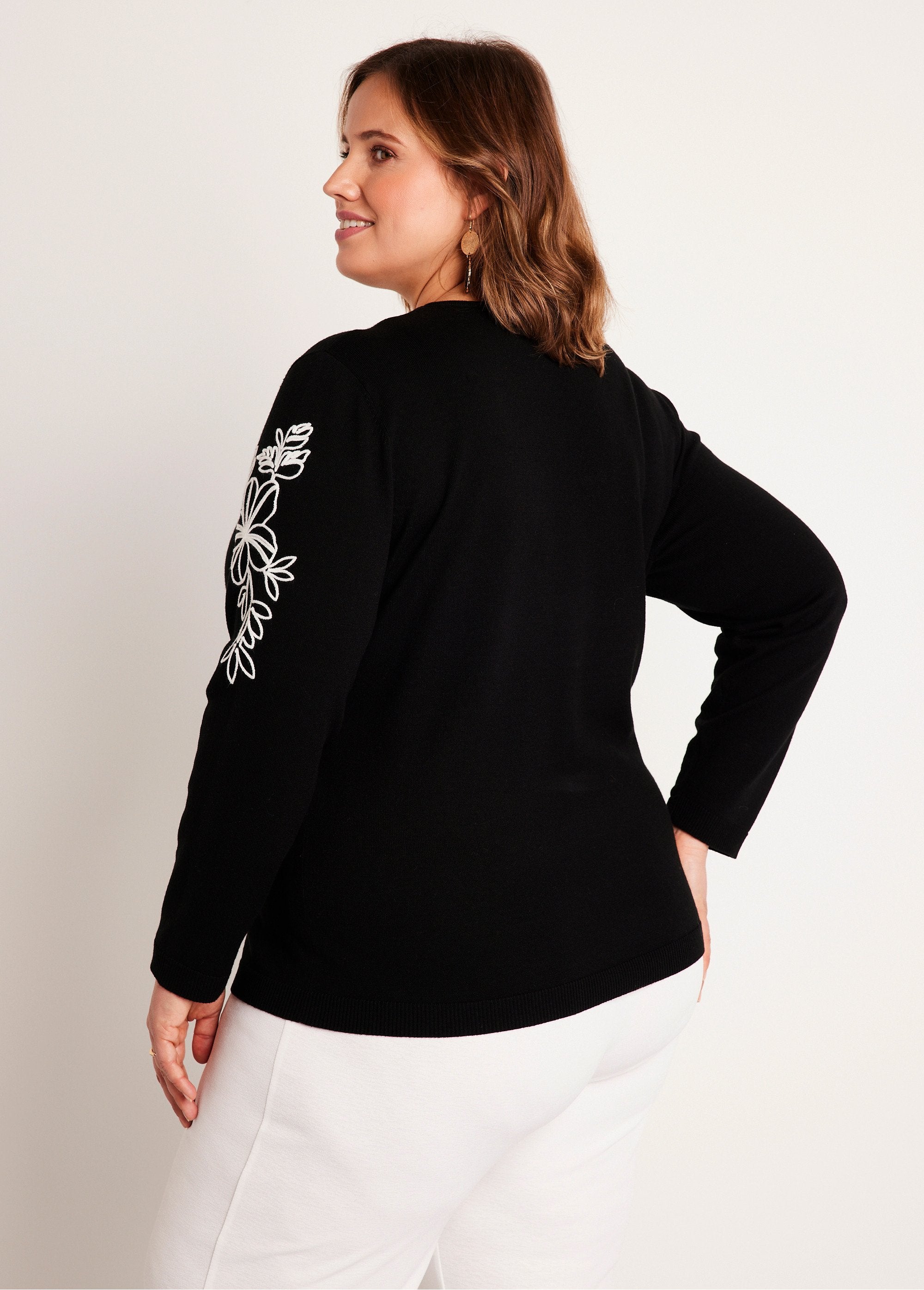 Fine_embroidered_sweater_Black_and_white_DO1_curvy