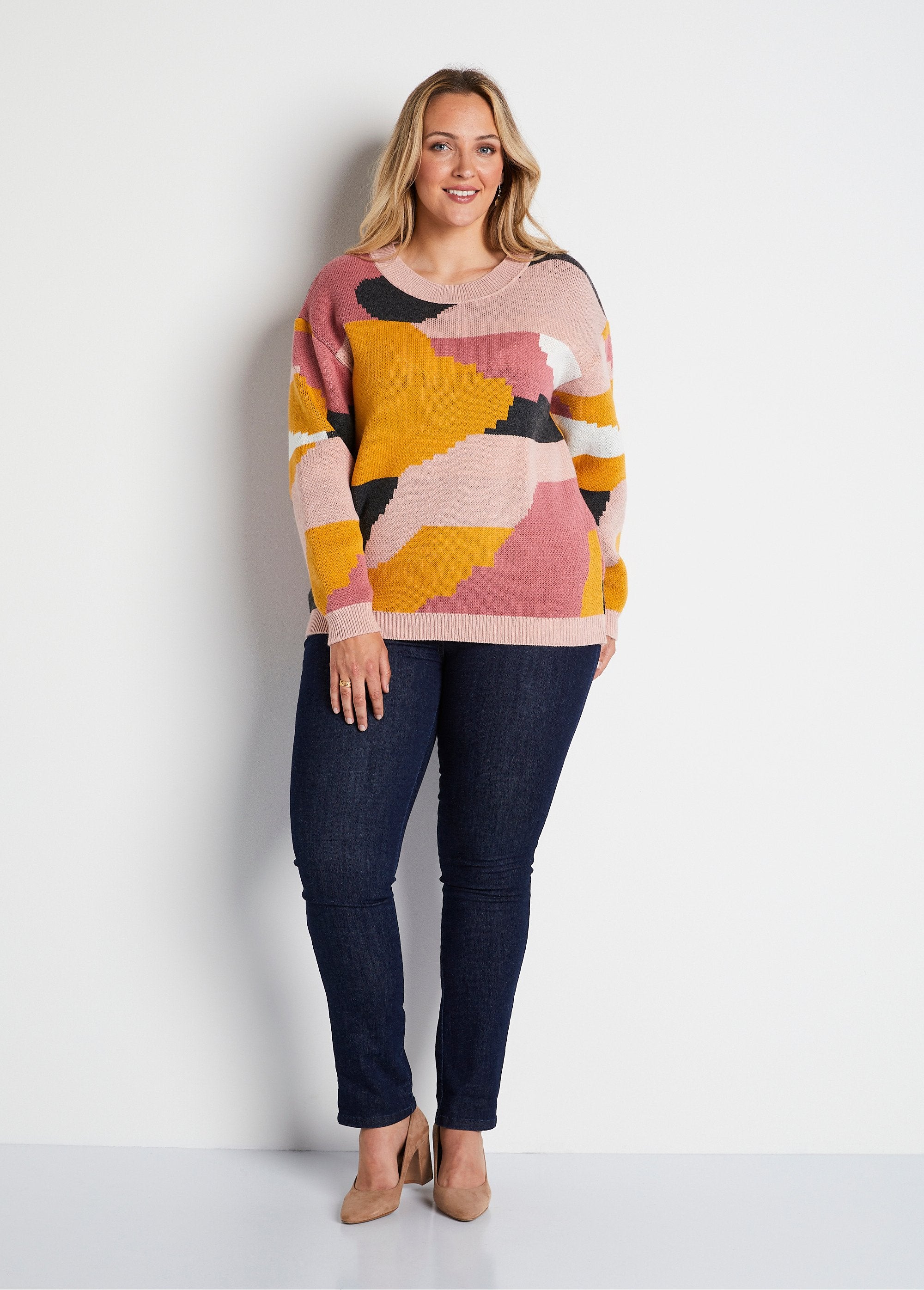 Graphic_jacquard_sweater_with_round_neck_Rose_and_honey_SF1_curvy