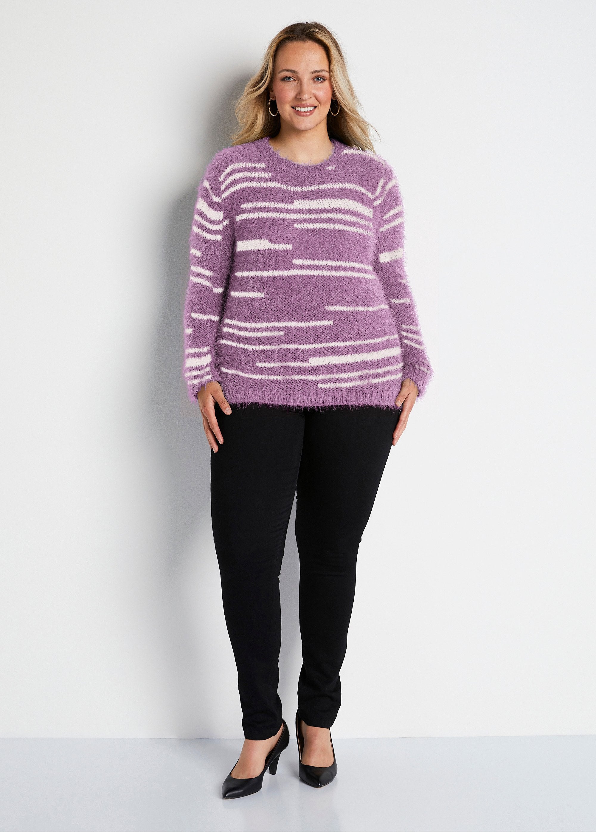 Soft_knit_hairy_effect_sweater_Parma_and_ecru_SF1_curvy