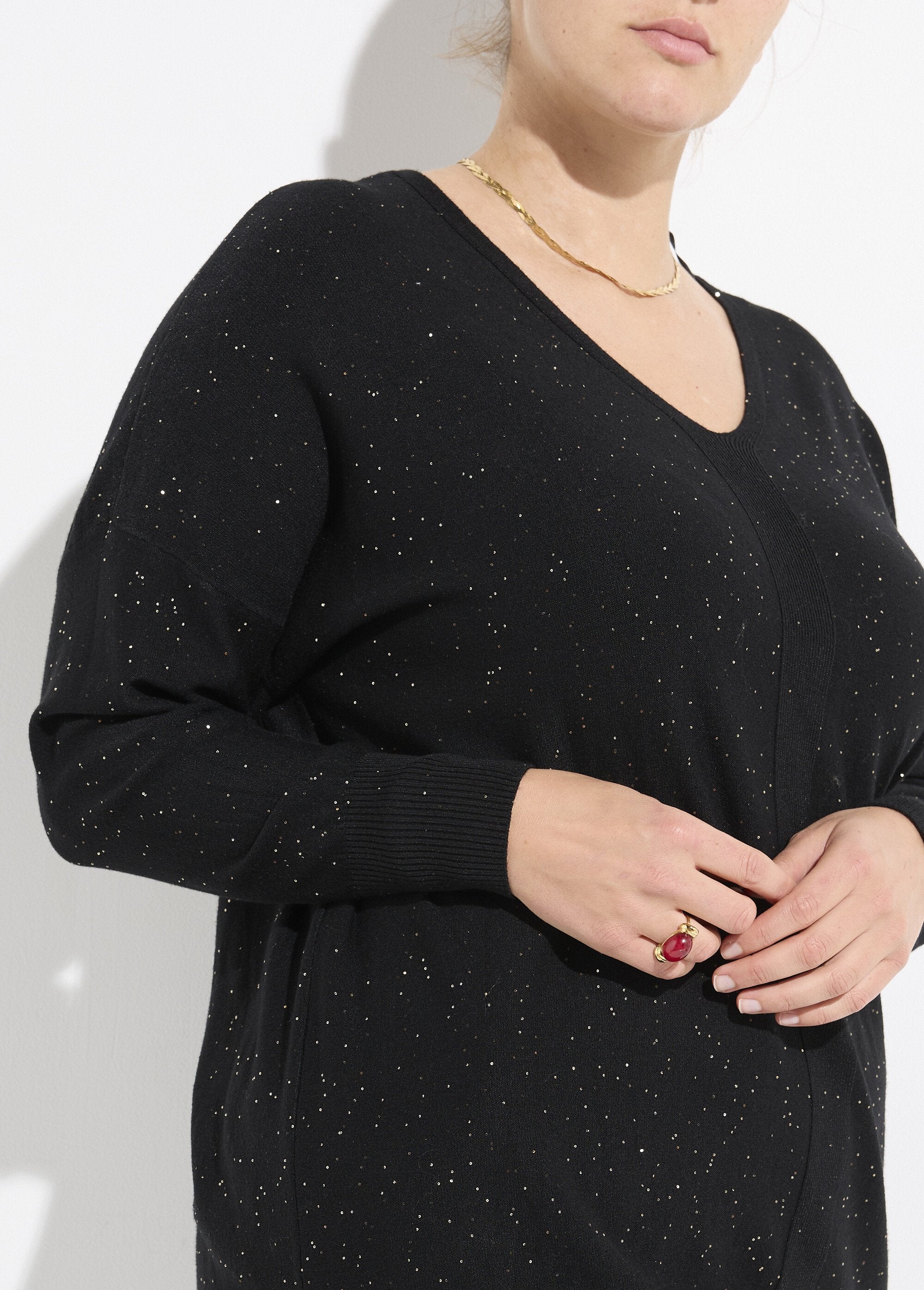 Pull_maille_fine_jauge_avec_mini_sequins_Noir_DE1_curvy
