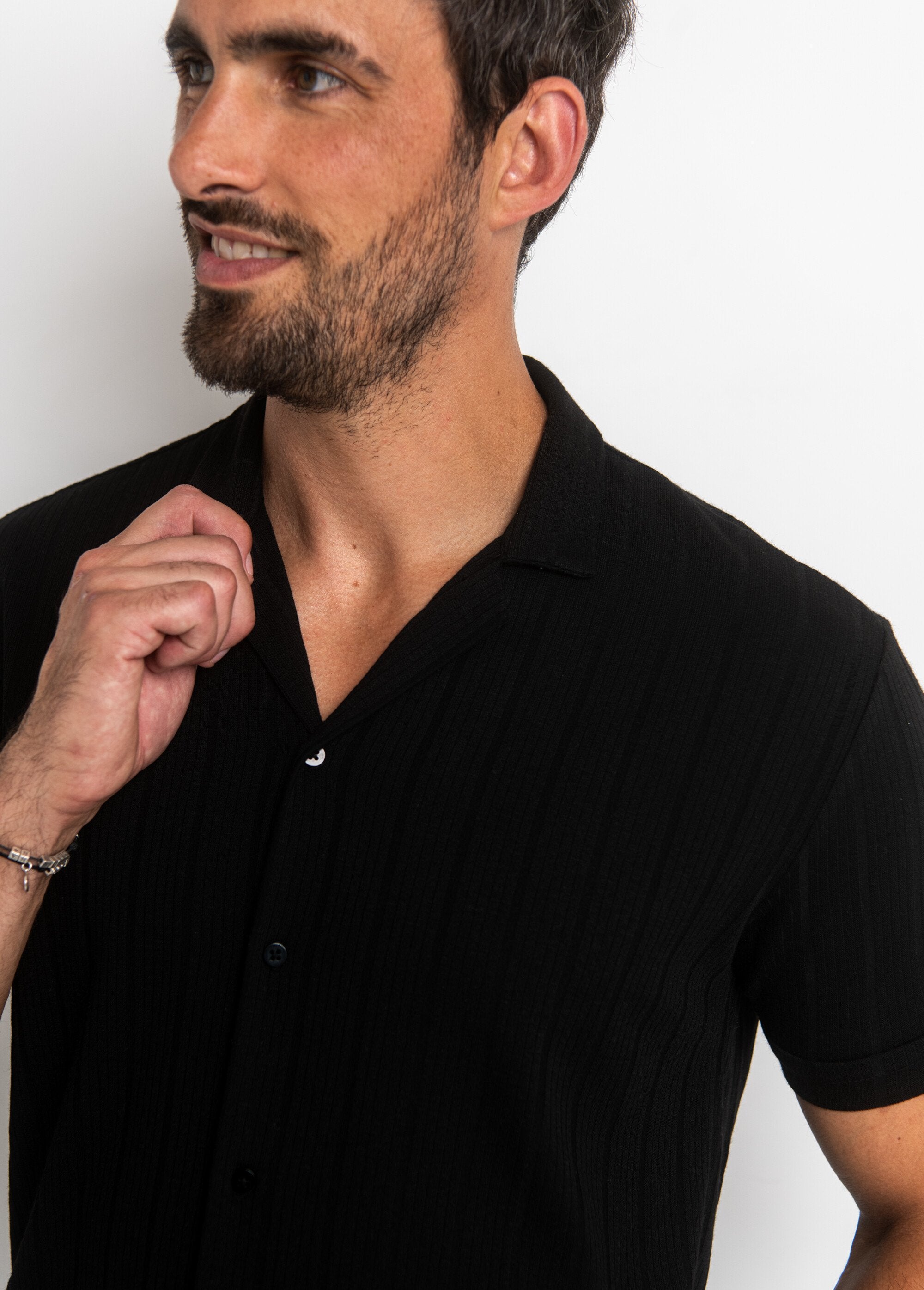 Polo_maille_cotelée_style_chemise_Noir_DE1_slim