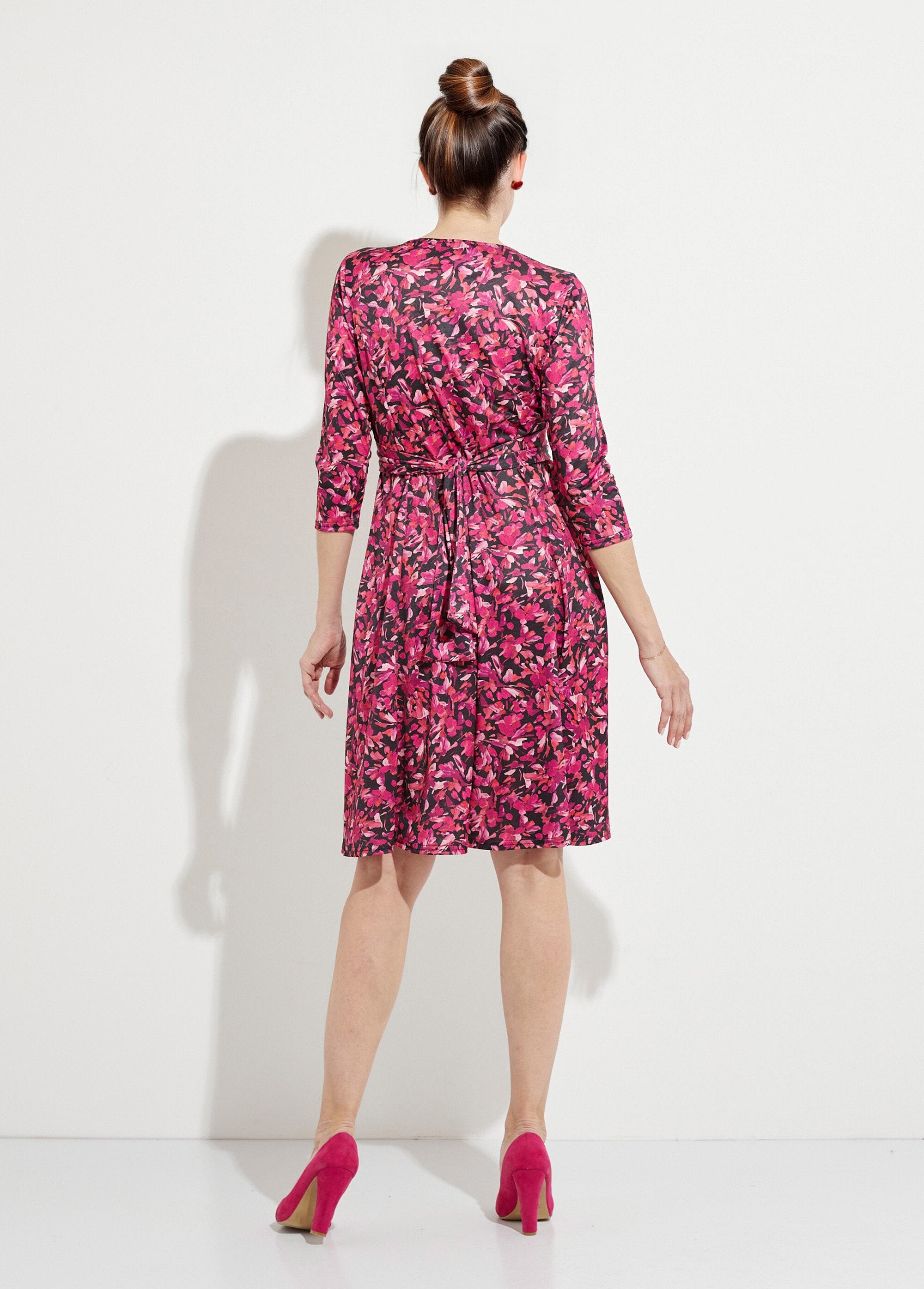 Short_wrap_dress_in_floral_knit_Fuchsia_and_black_DO1_slim
