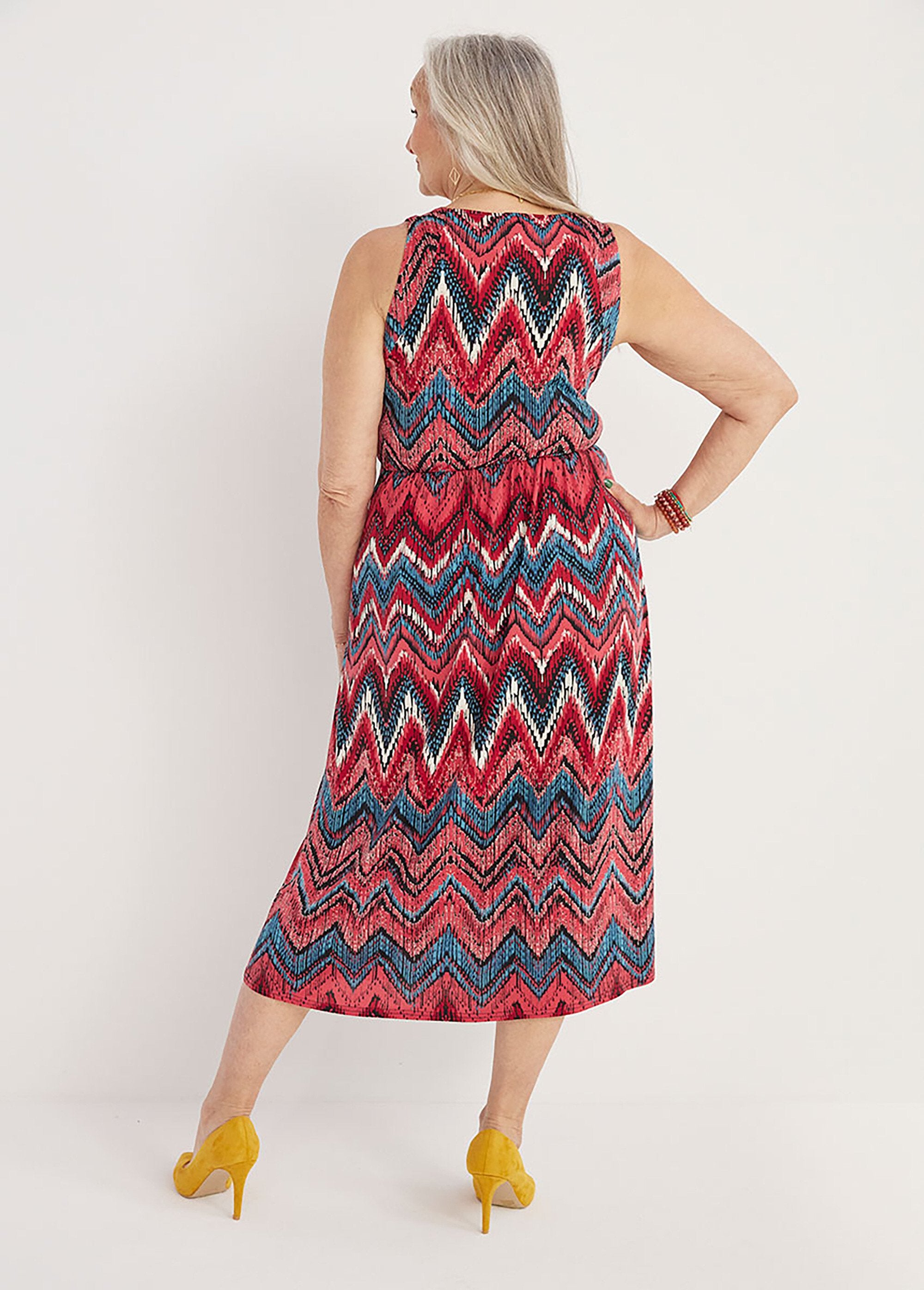 Robe_longue_cache-coeur_sans_manches_Fond_rose_DO1_curvy