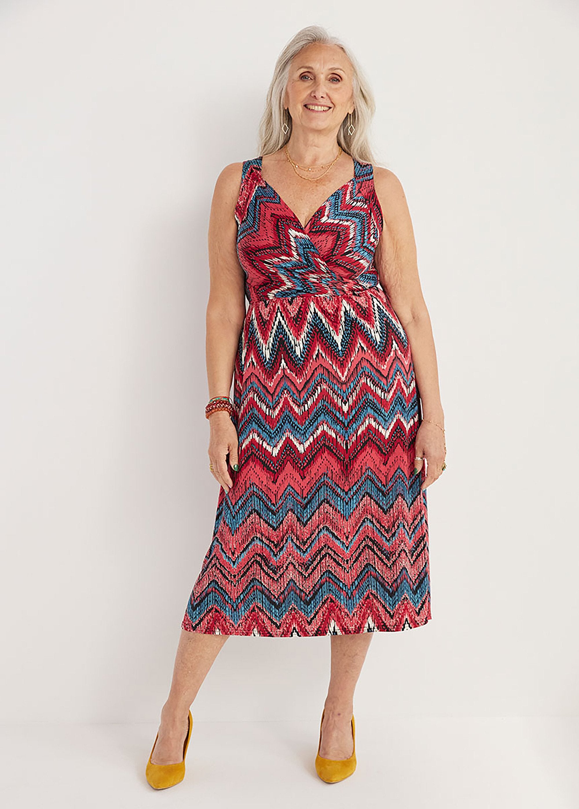 Robe_longue_cache-coeur_sans_manches_Fond_rose_FA1_curvy