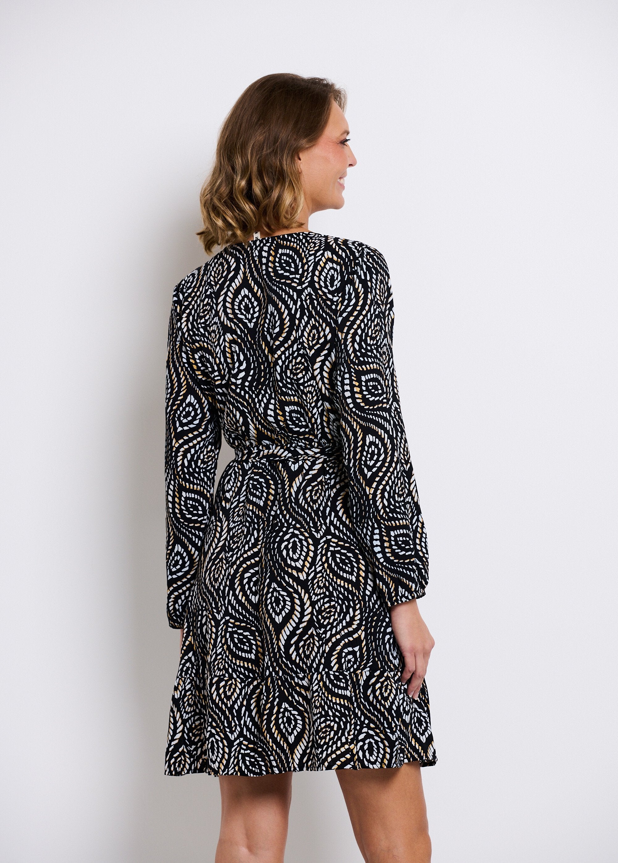 Short_printed_dress_with_belted_waist_Black_and_white__DO1_slim