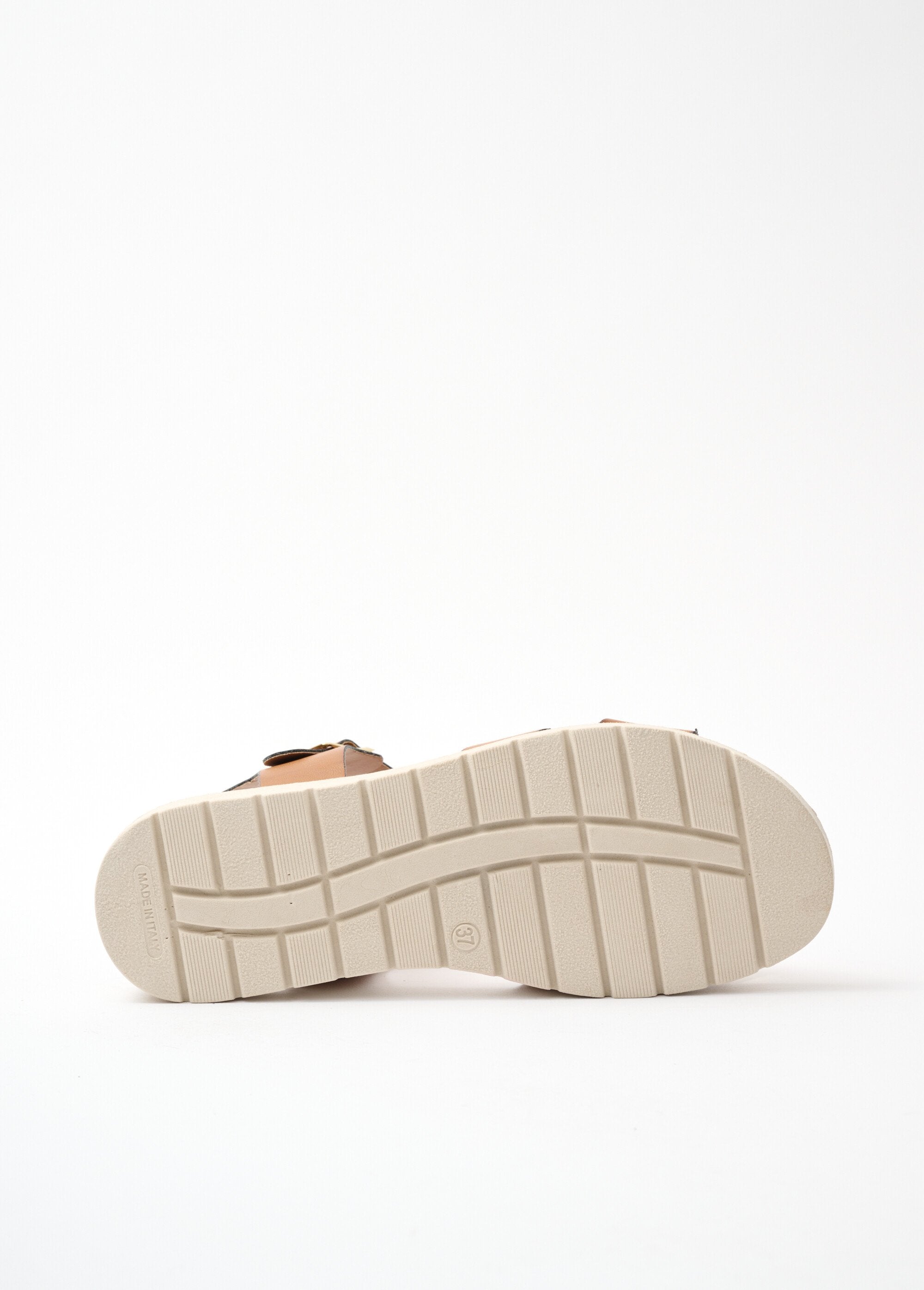 Comfort_width_vegan_sandals_camel_UN1_slim