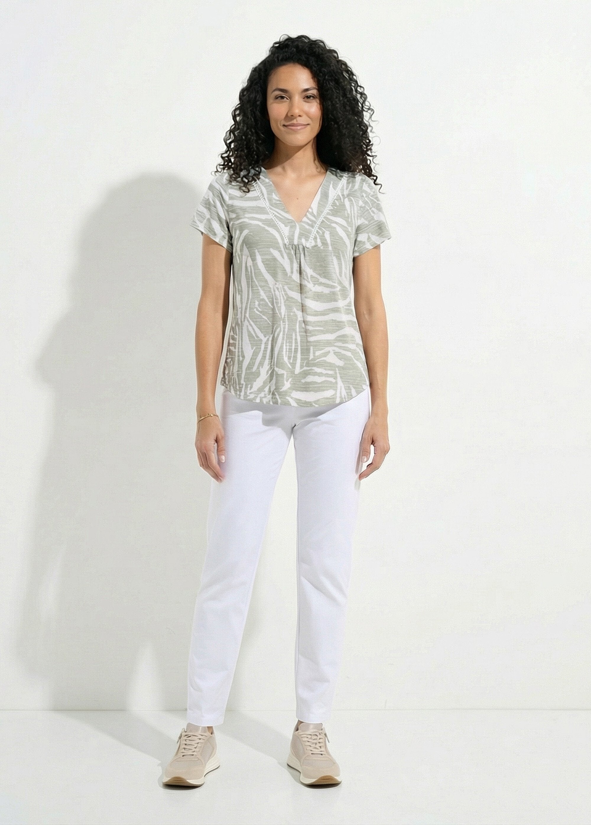 T-shirt_col_V_imprimé_manches_courtes._Vert_et_ecru_SF1_slim