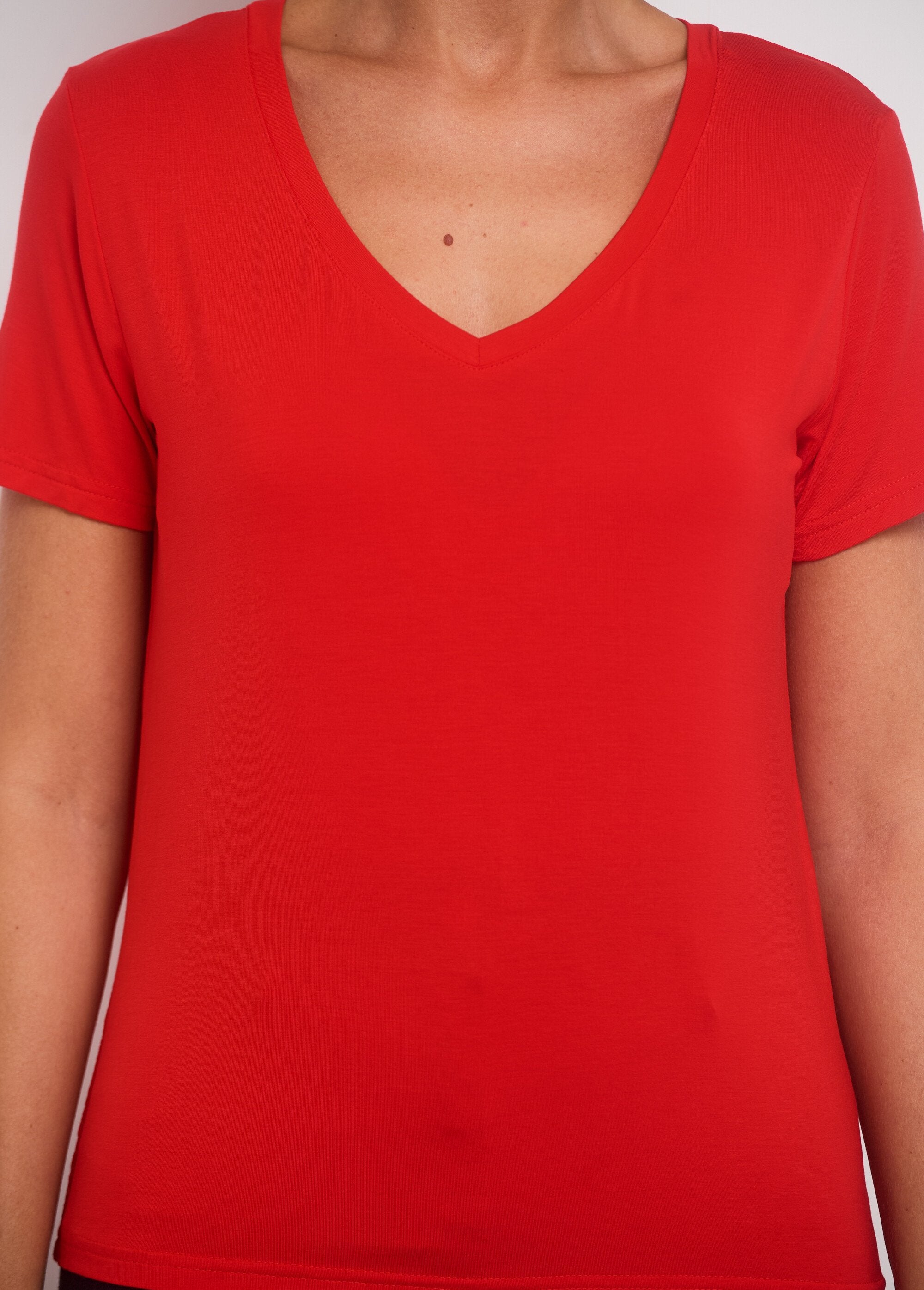 Short-sleeved_V-neck_fluid_t-shirt_Red_DE2_slim