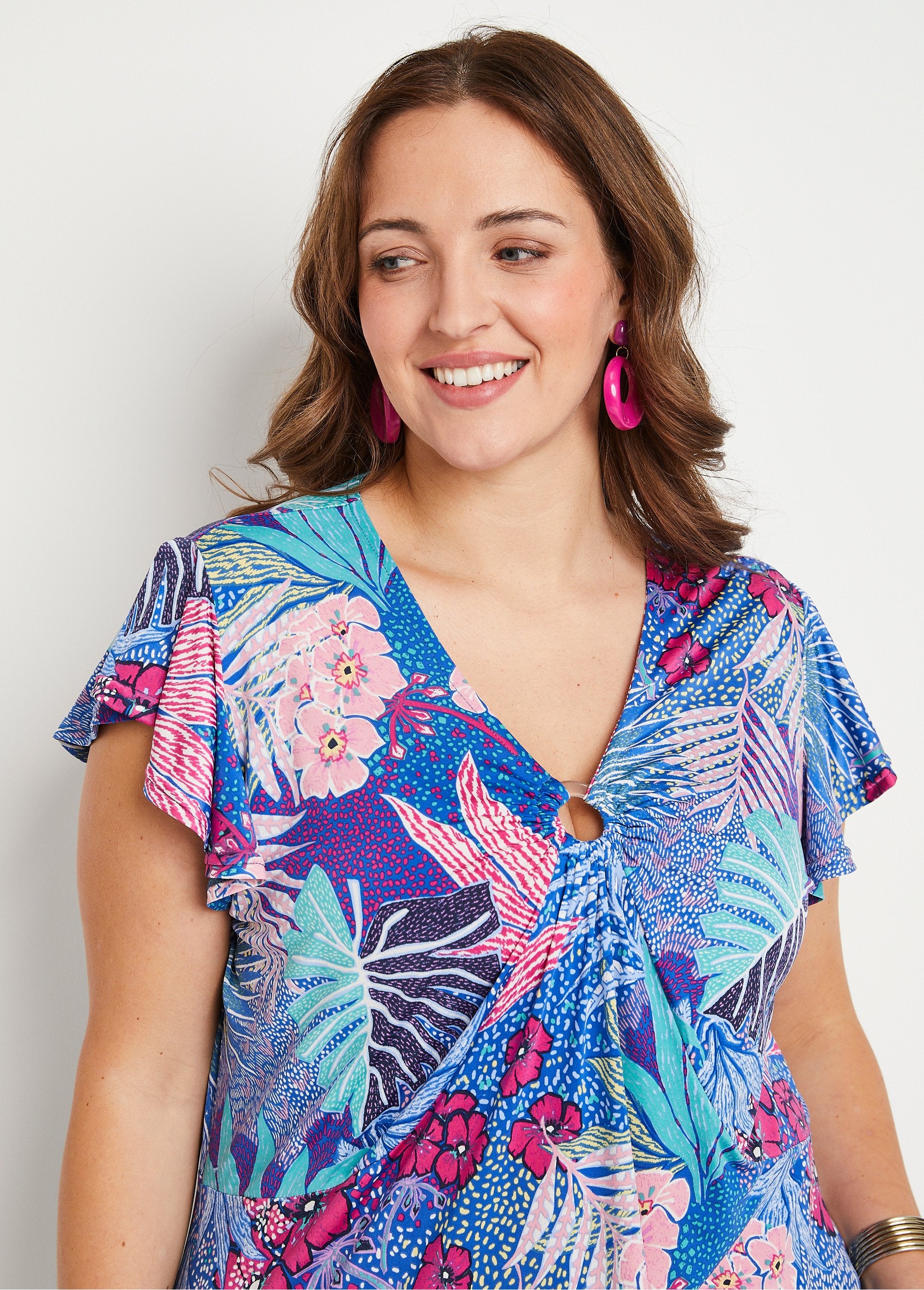 Long_flared_draped_V-neck_t-shirt_Blue_and_fuchsia_DE2_curvy