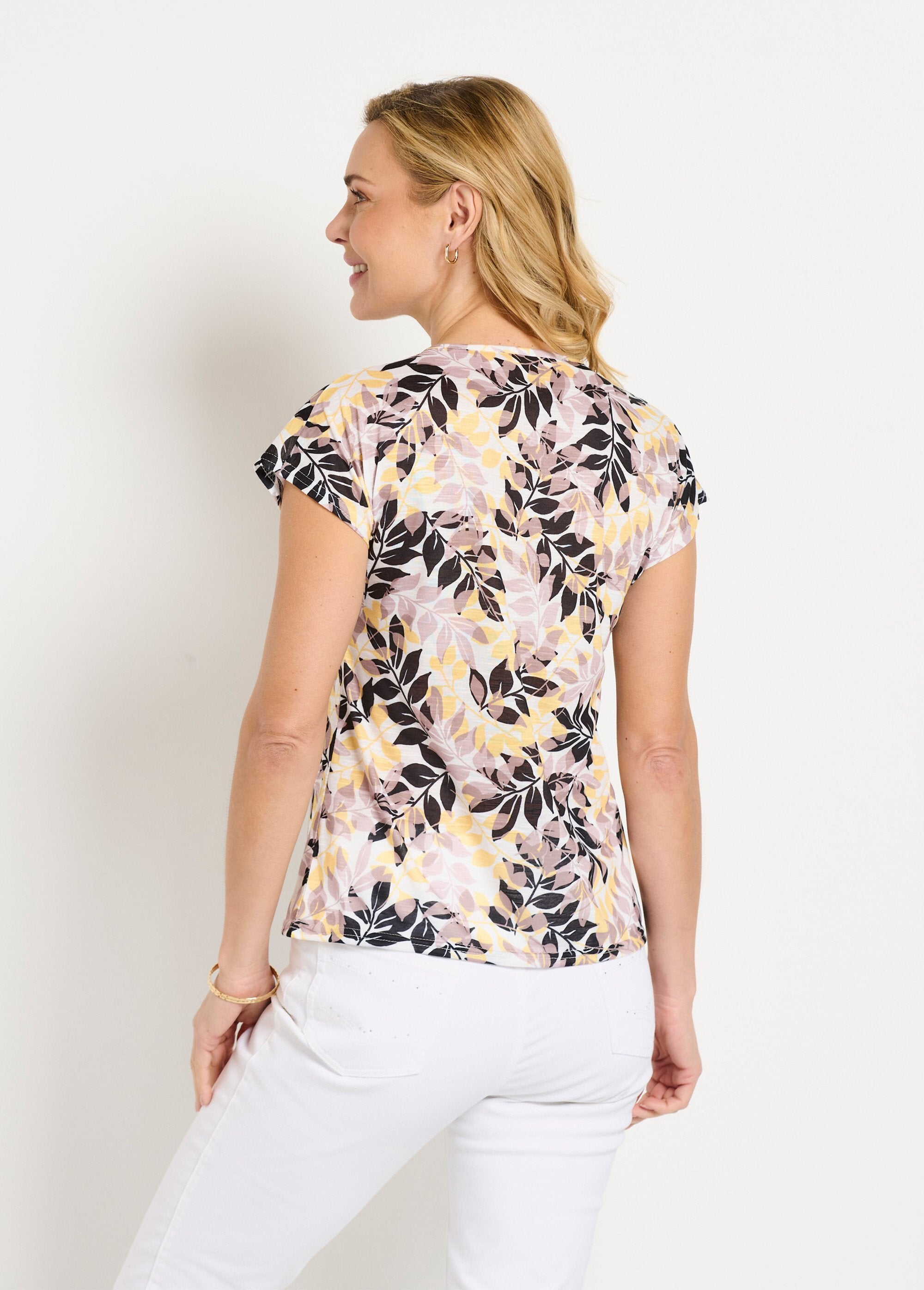 Short-sleeved_T-shirt_with_leaf_print_and_round_neck_Beige_and_black_DO1_slim