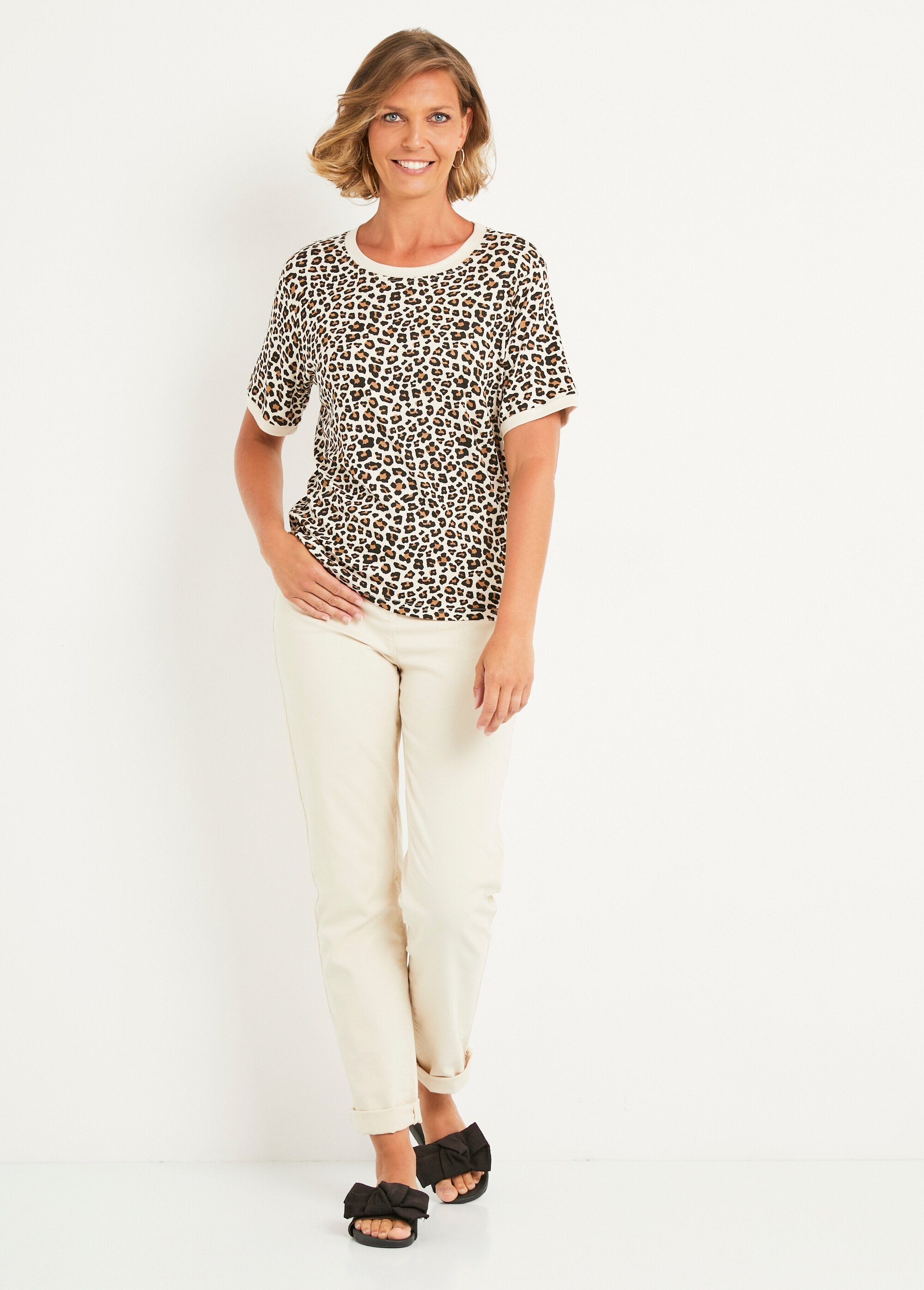 Short-sleeved_leopard_print_T-shirt_Ecru_and_black_SF1_slim