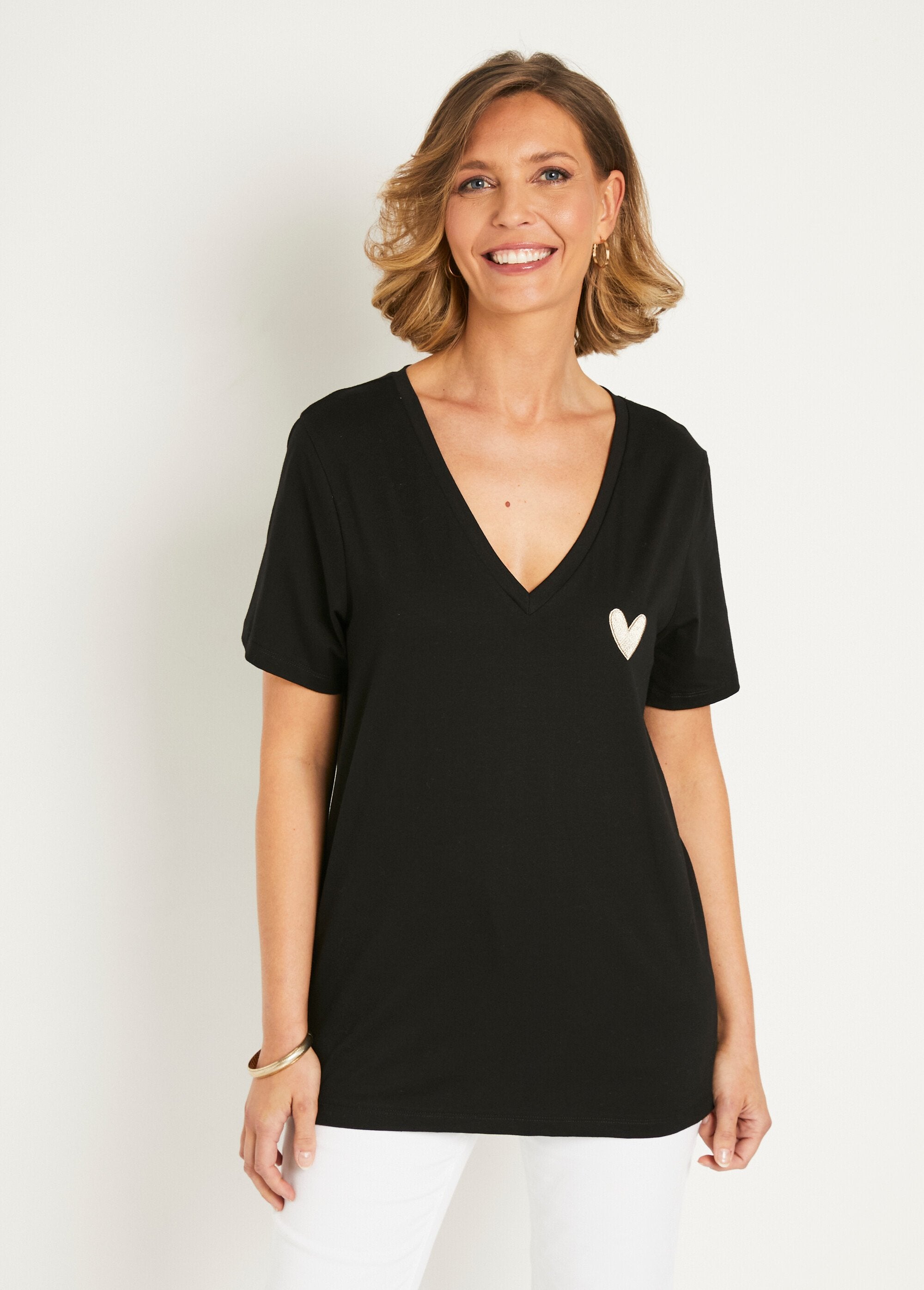 Heart_embroidered_V-neck_T-shirt_Black_FA1_slim