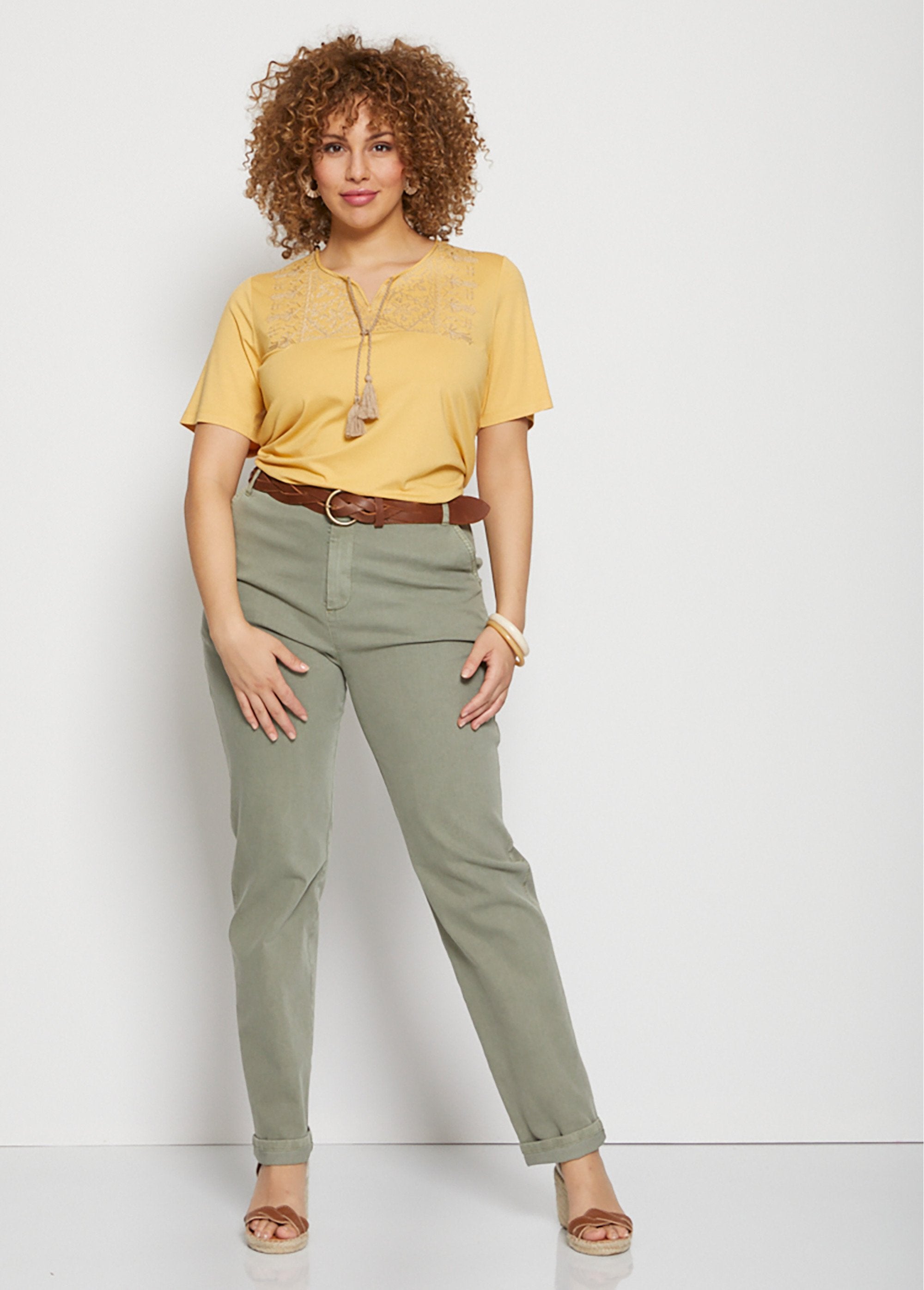 Embroidered_straight_tie-up_pompoms_T-shirt_YELLOW_SF1_curvy