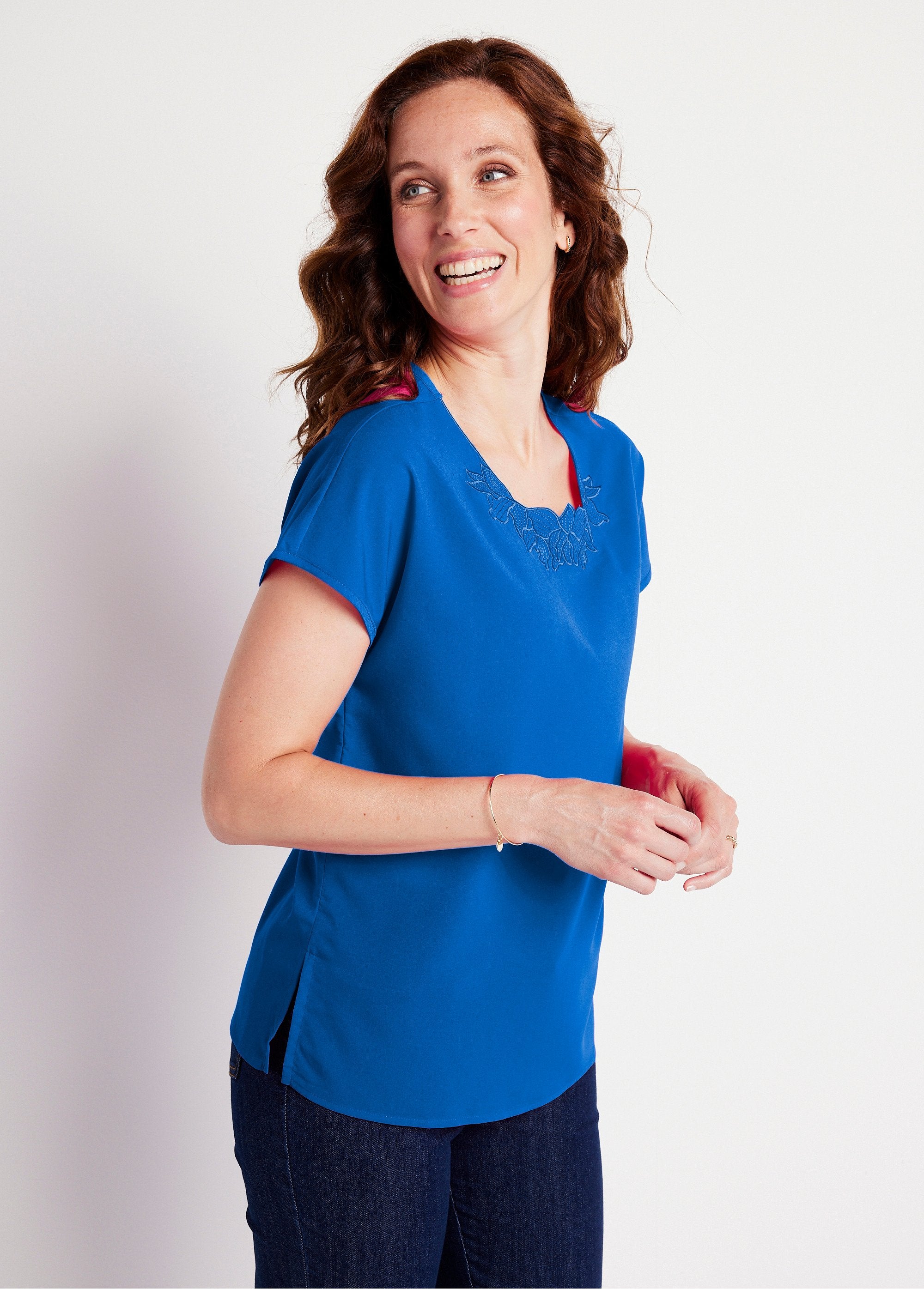 Long_short-sleeved_top_with_round_neck_embroidery_Blue_DR1_slim