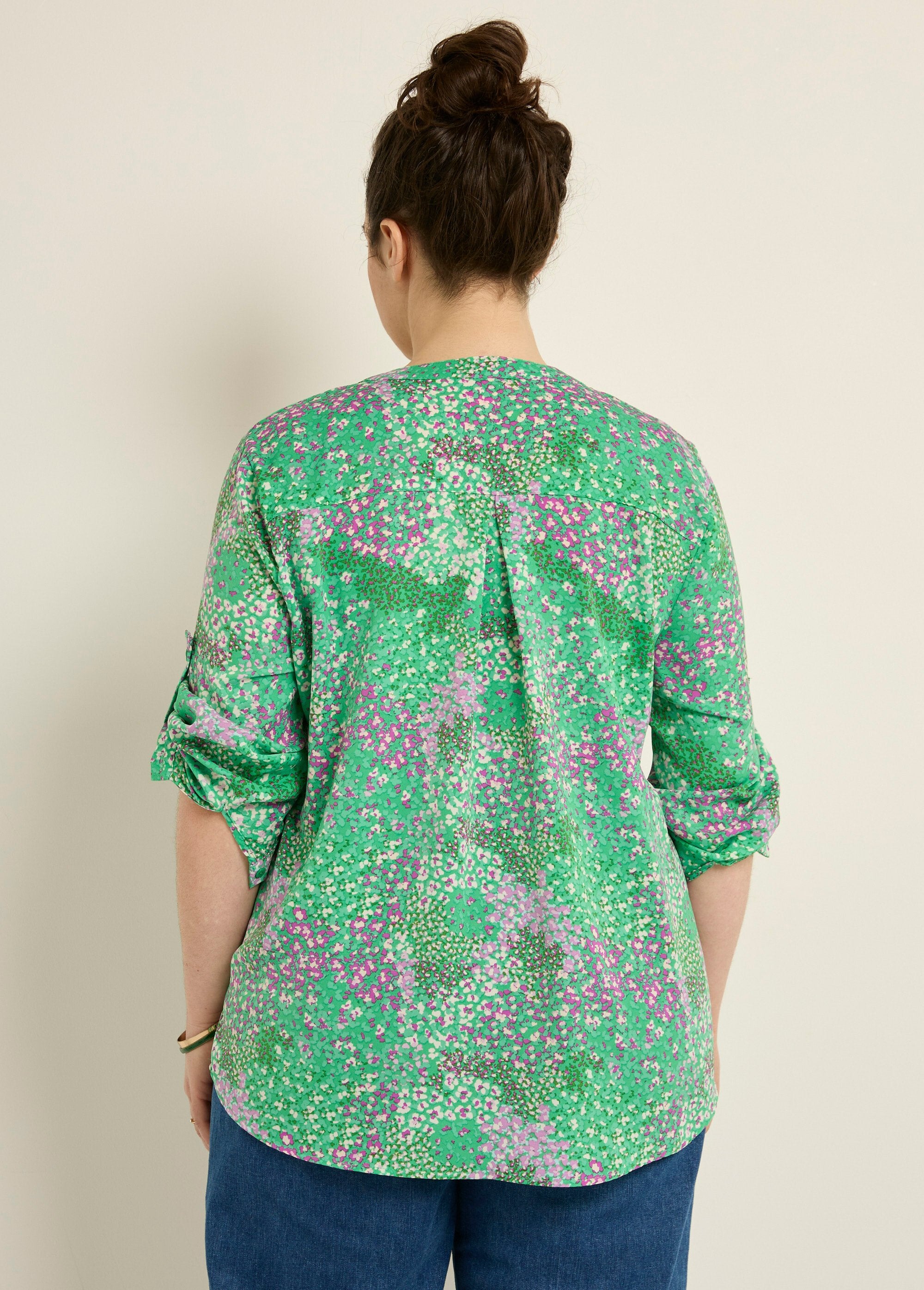Long-sleeved_floral_V-neck_tunic_Green_prints_DO1_curvy