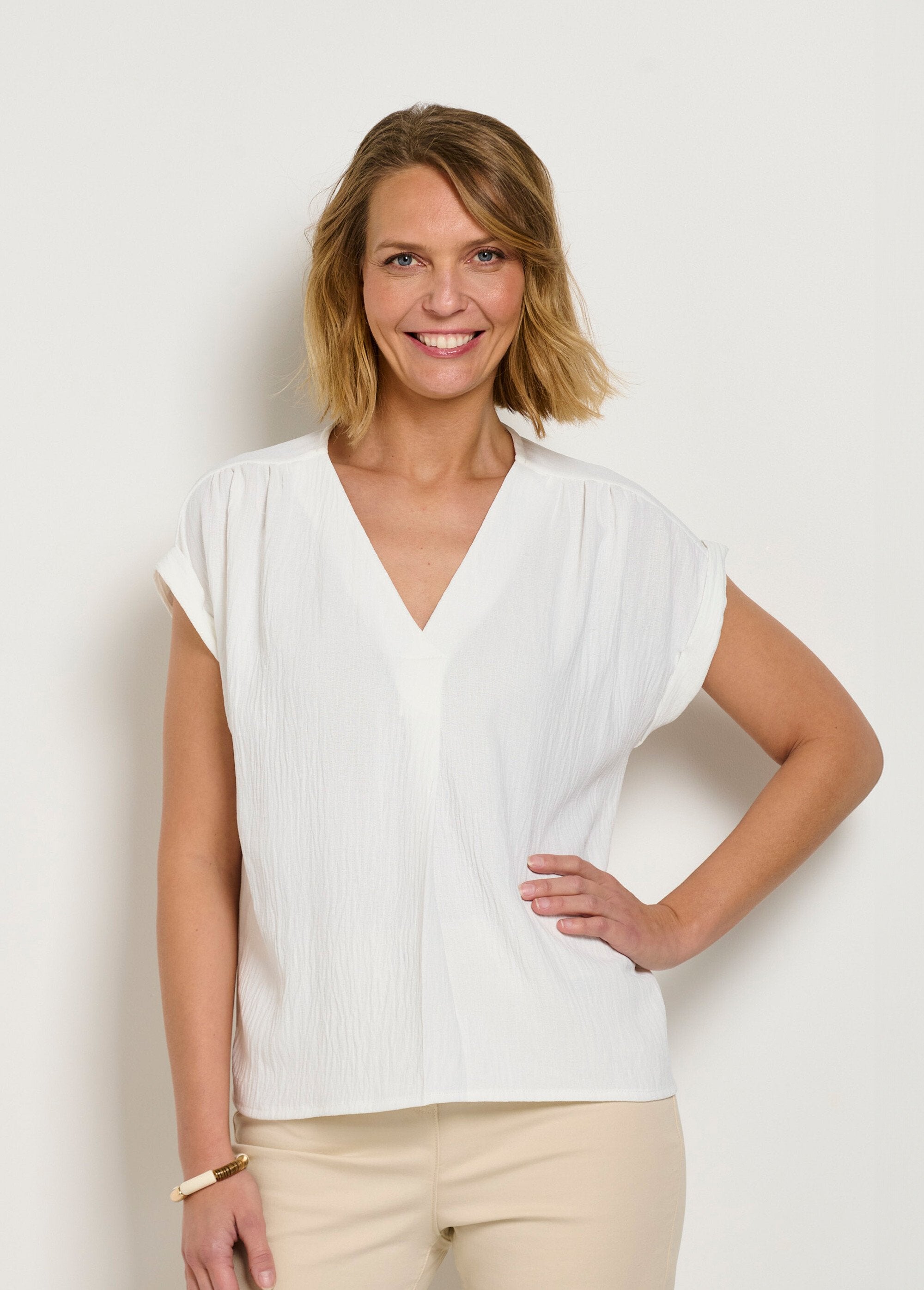 V-neck_tunic_with_kimono_sleeves_and_embossed_look_White_FA1_slim