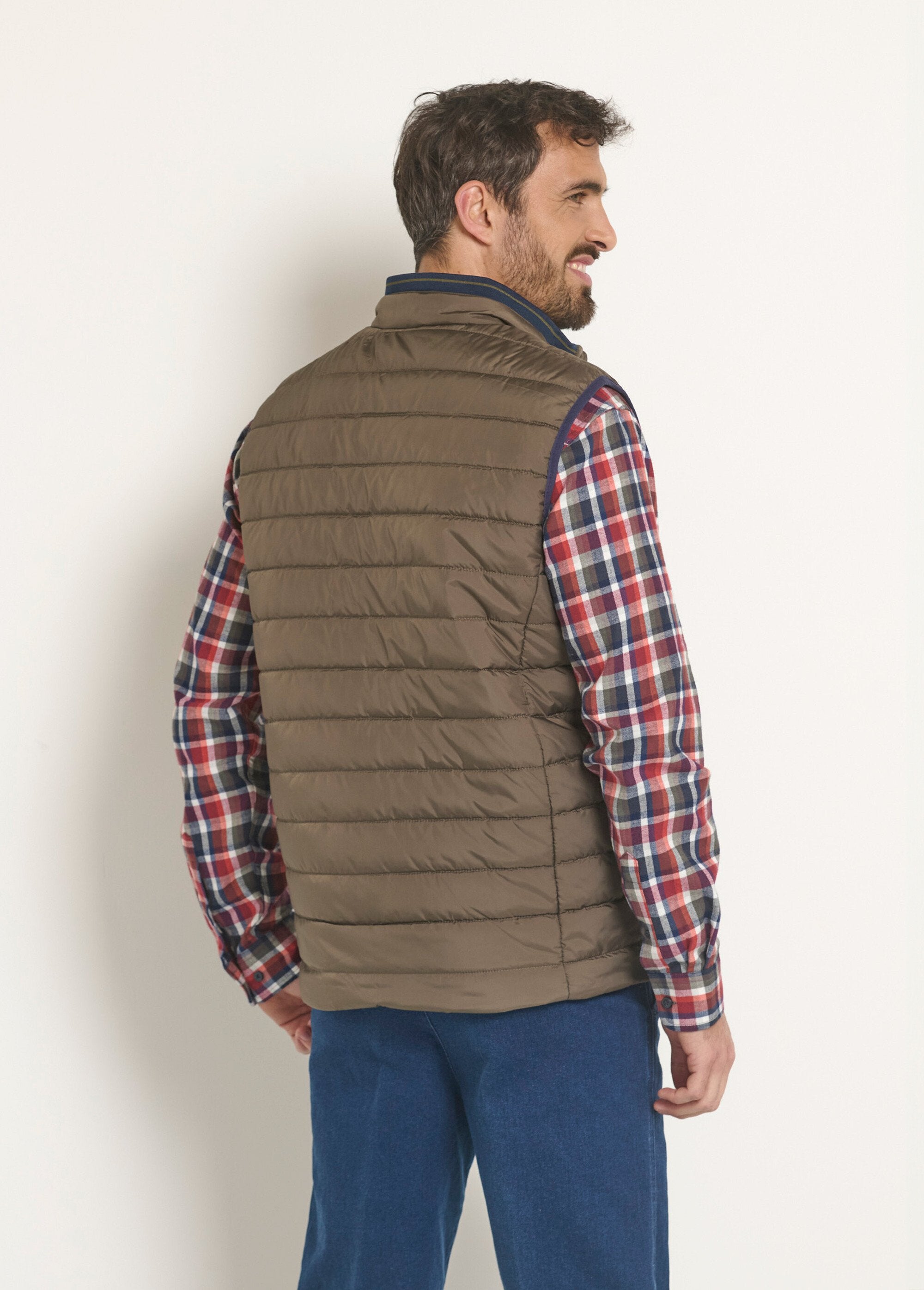 Sleeveless_water-repellent_quilted_jacket_Khaki_DO1_slim