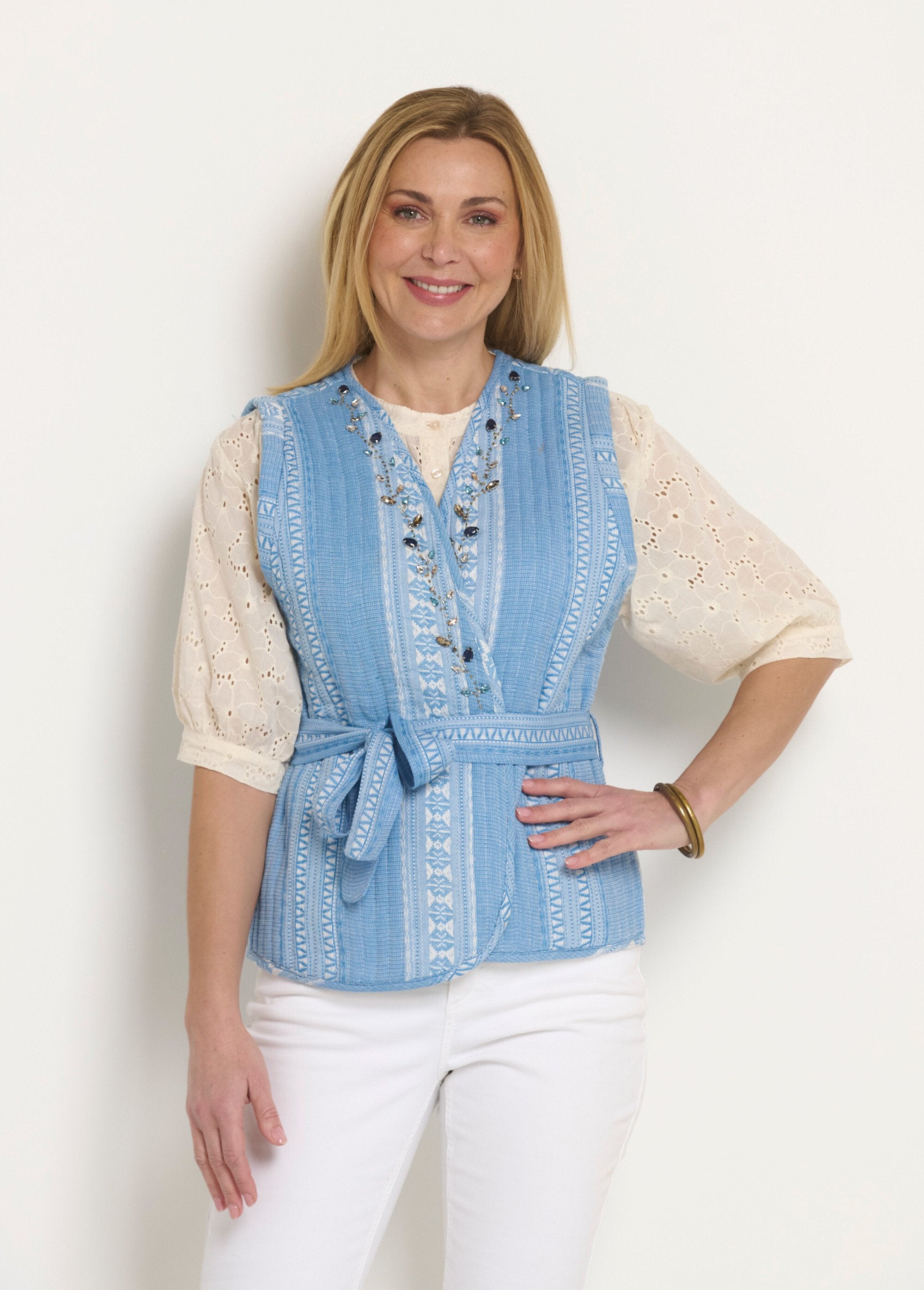 Sleeveless_quilted_jacket_with_rhinestone_details_Blue_FA1_slim