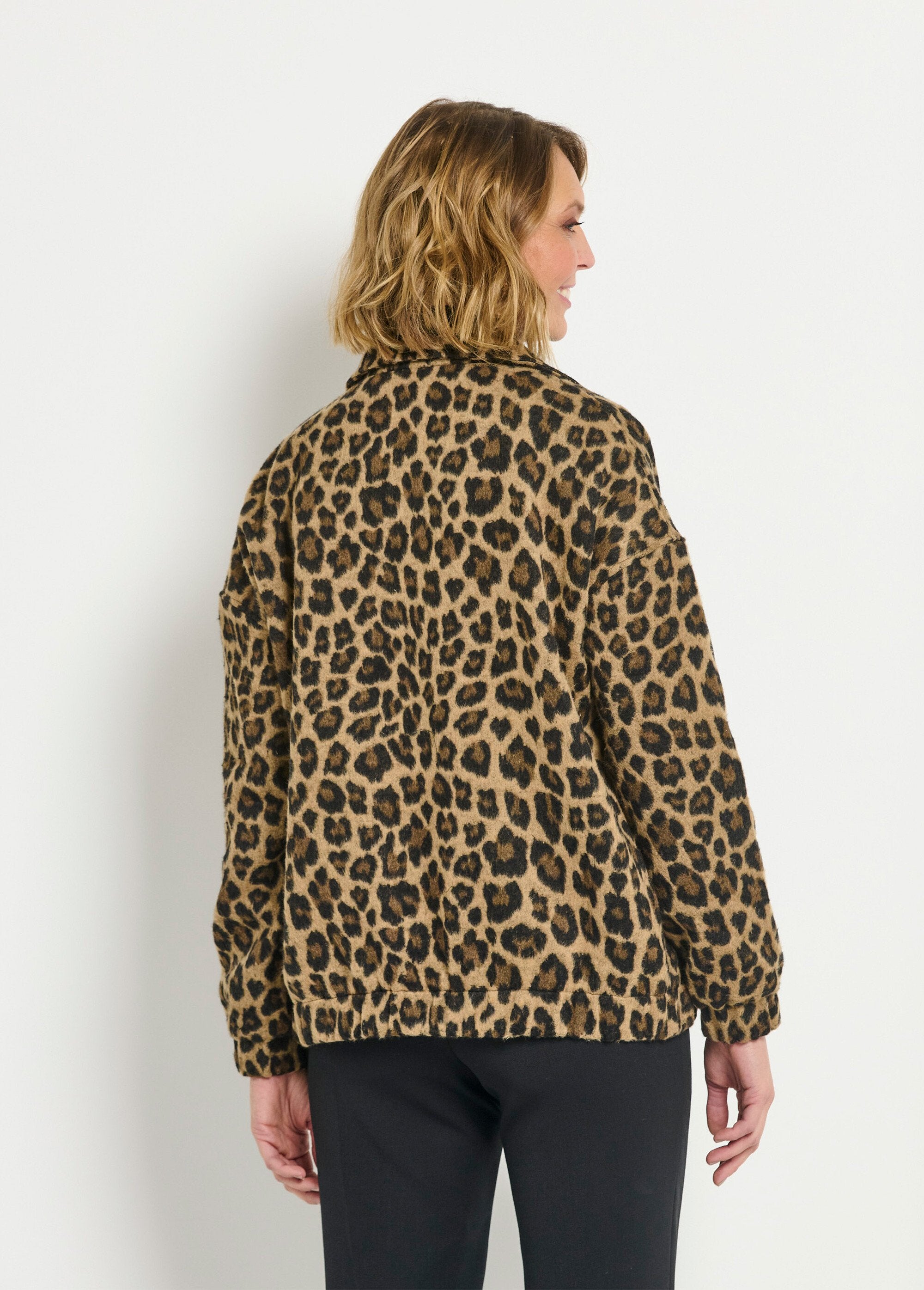 Veste_zippée_poches_plaquées_motif_léopard_Leopard_DO1_slim